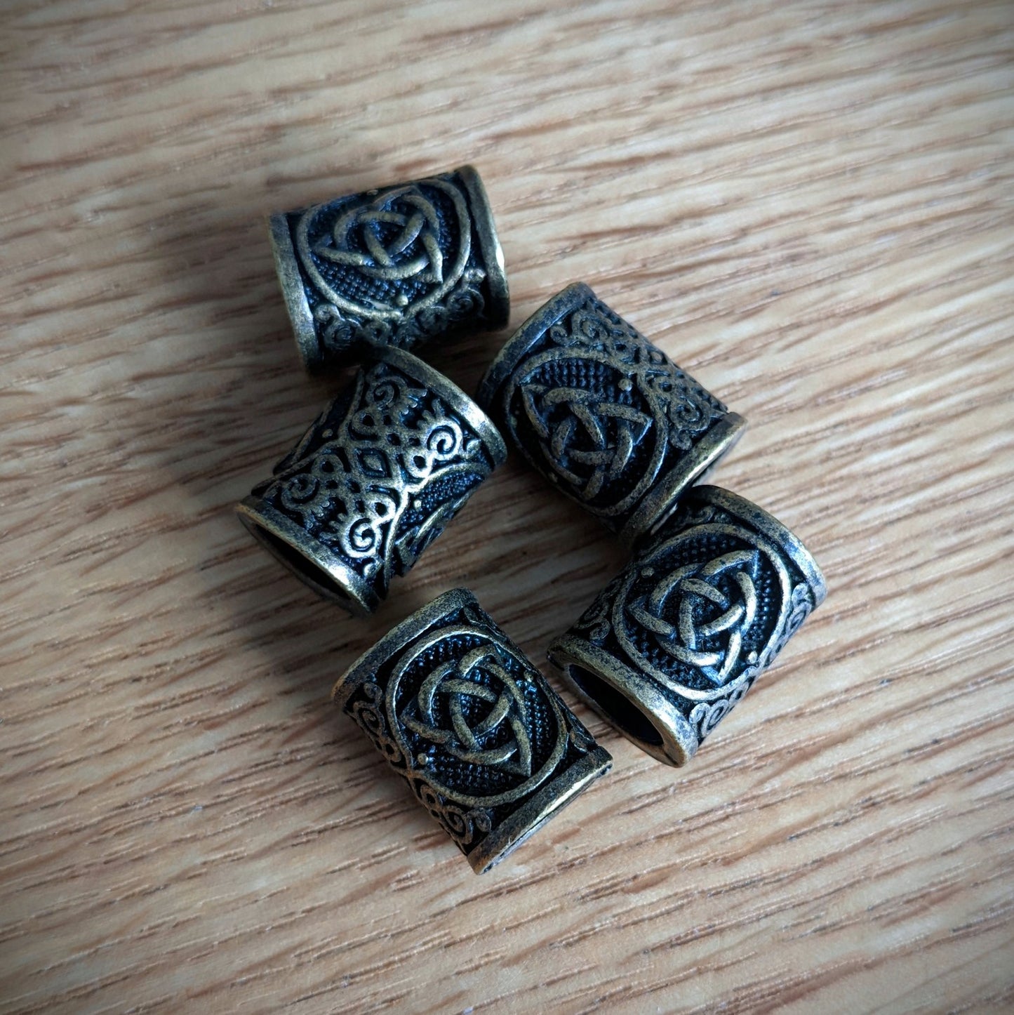 Korálky kovové triquetra (mosaz)