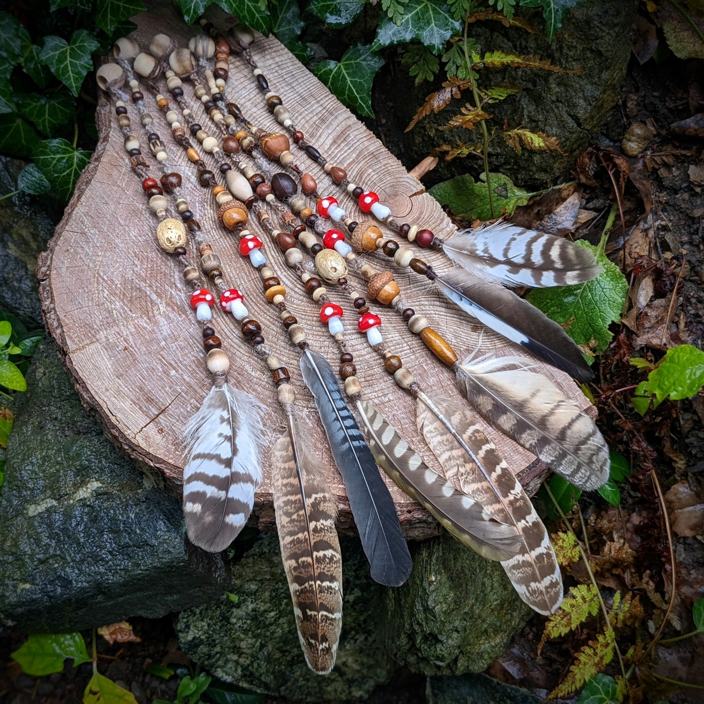 Dread bead toadstool with feather 1 (0.7 cm)