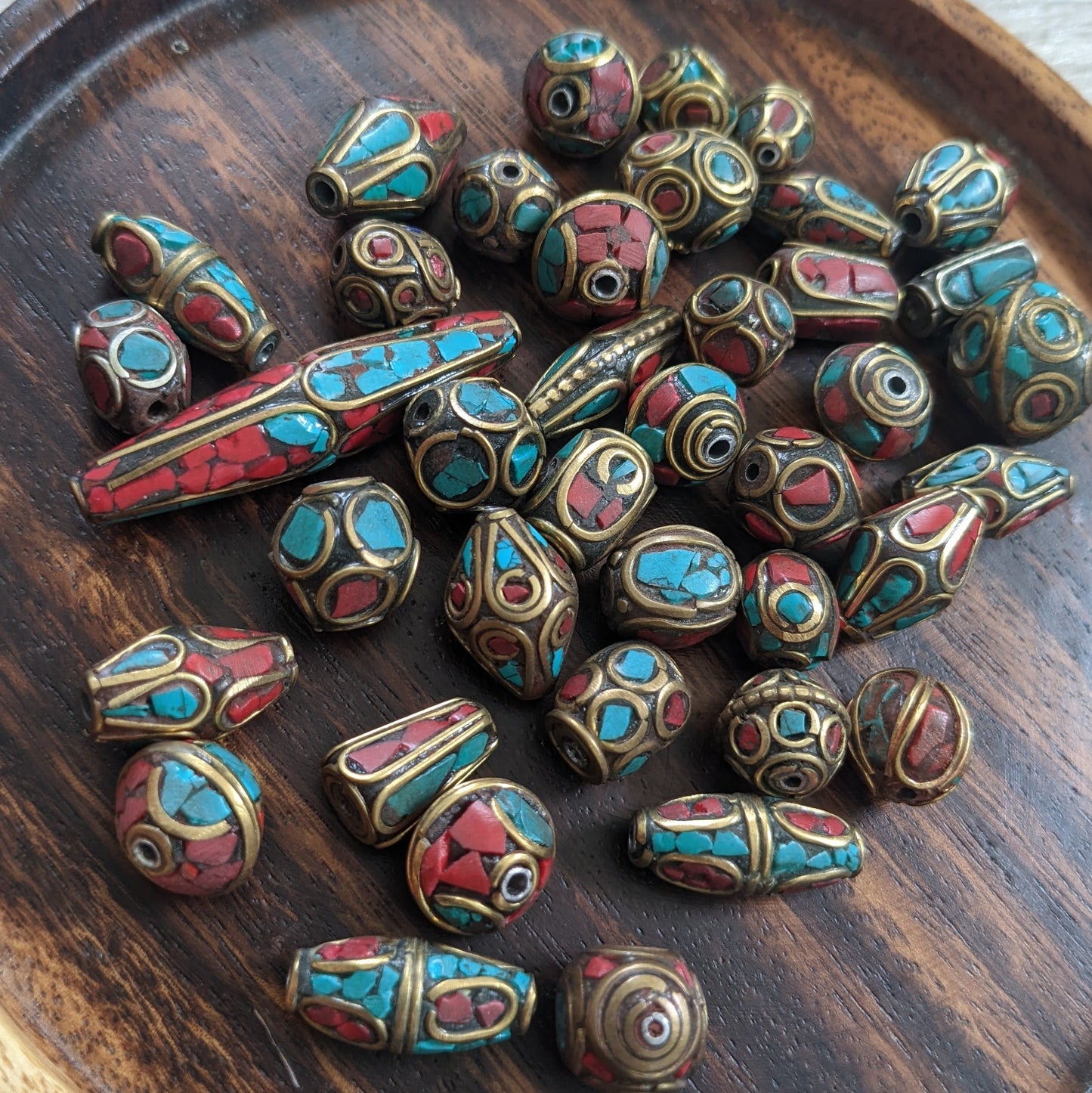 Tibetské korálky kovové s minerály