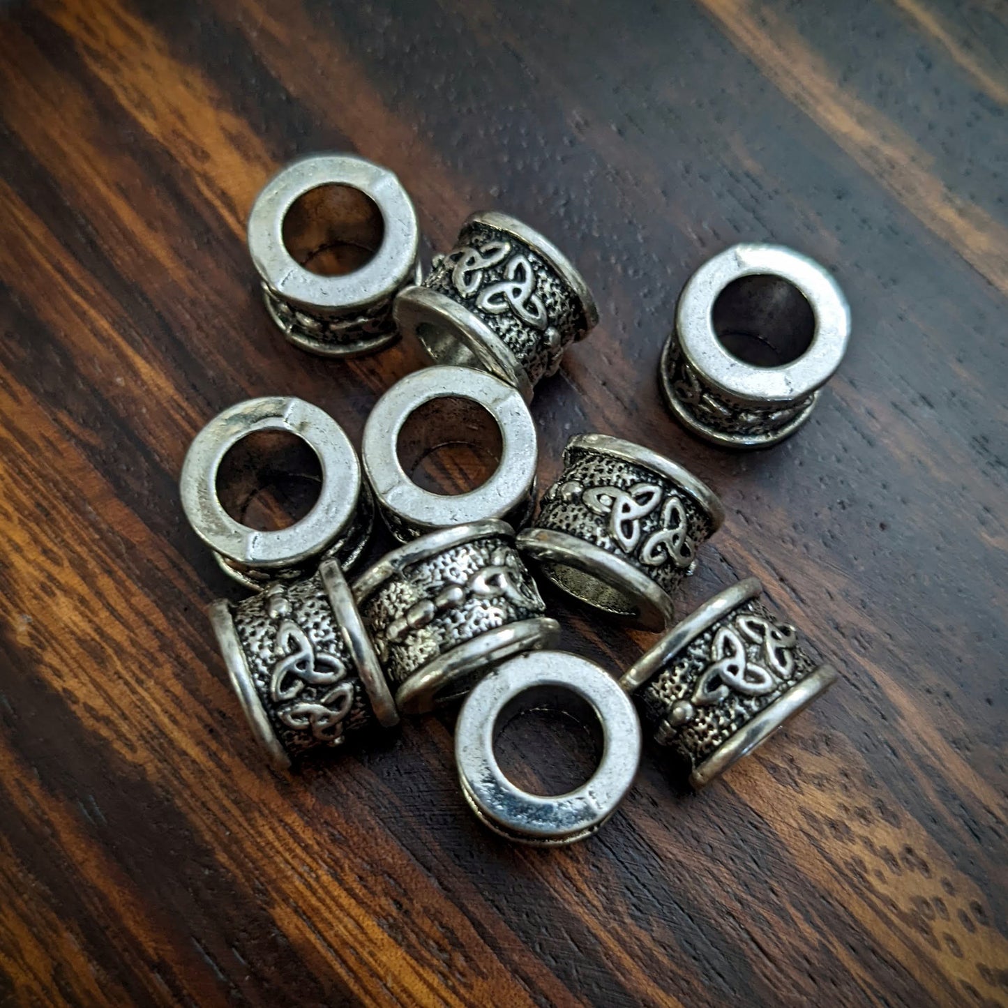Korálky kovové triquetra