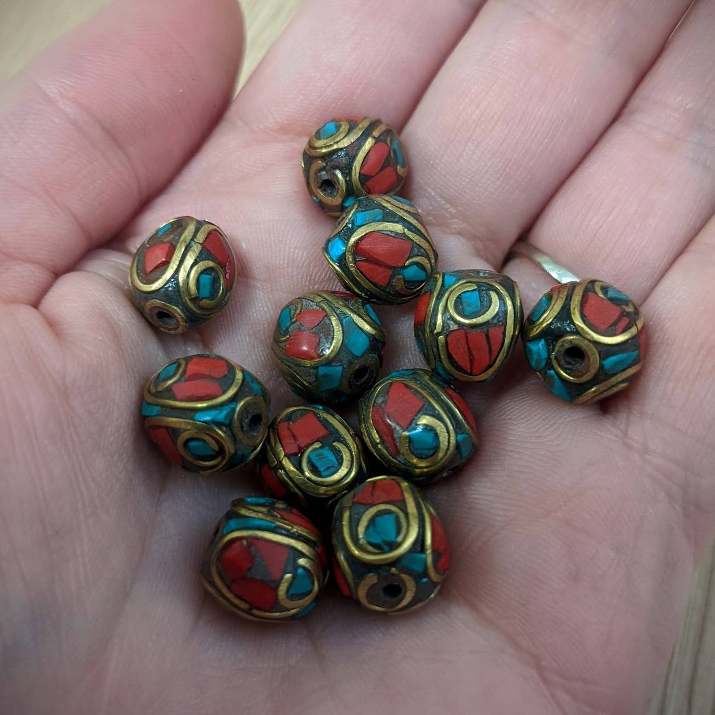 Tibetské korálky kovové s minerály