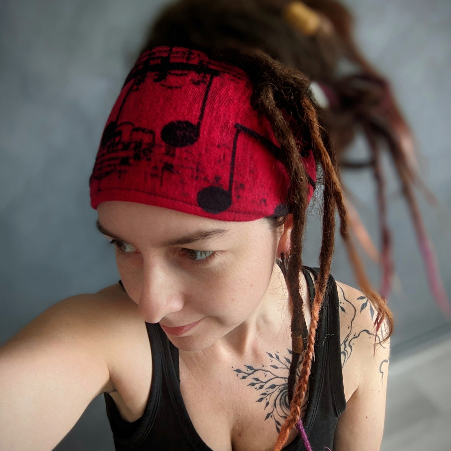 Šátková čelenka Noty červené
