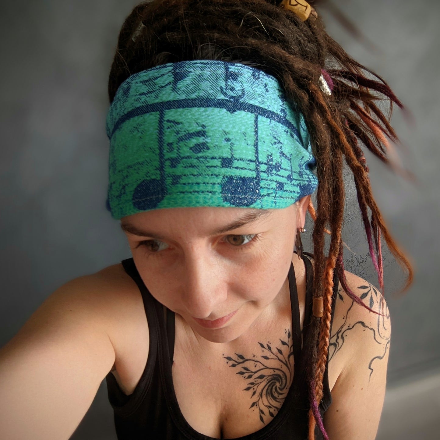 Šátková čelenka Noty zelenkavá
