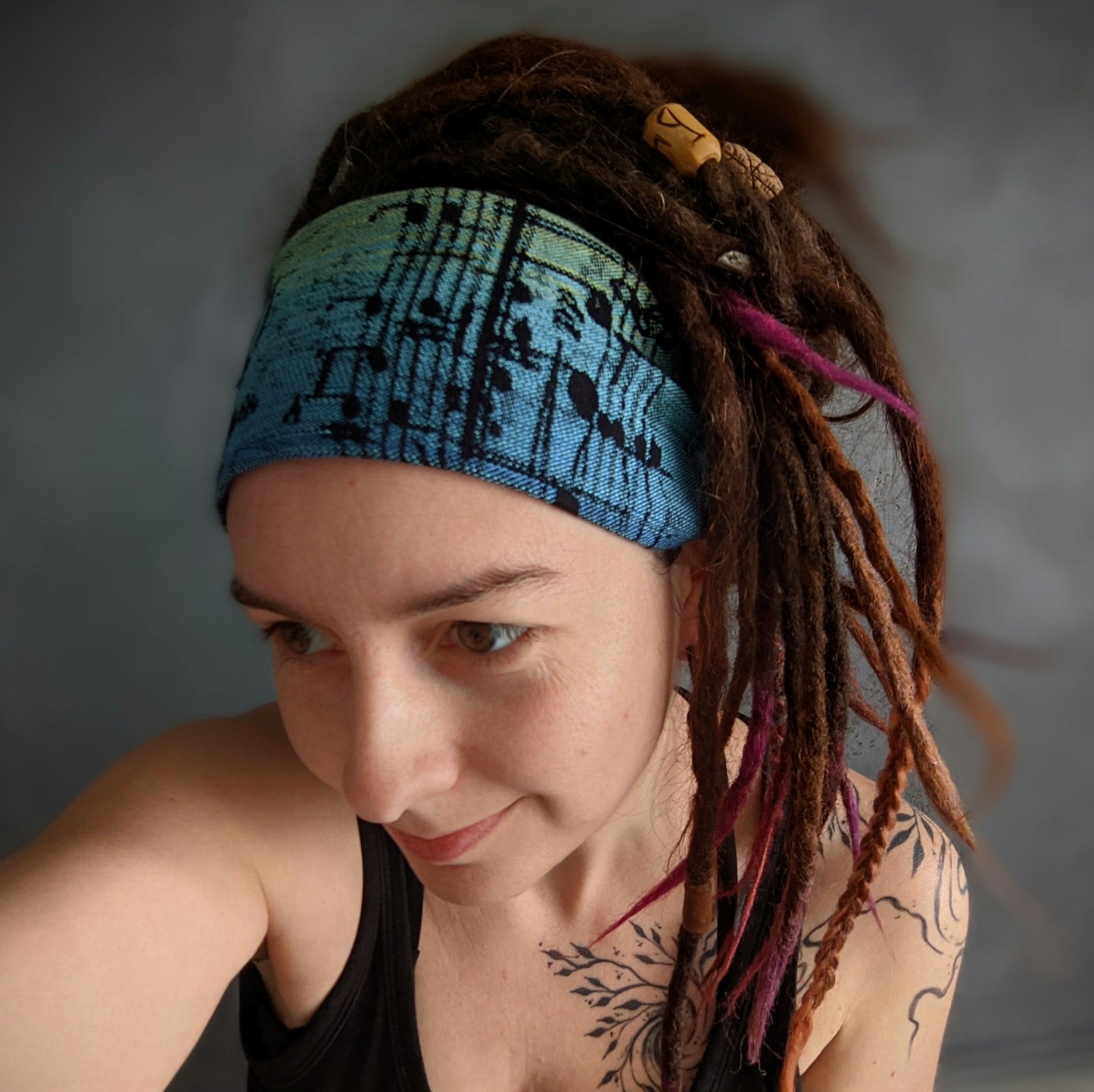Šátková čelenka Noty duha modré