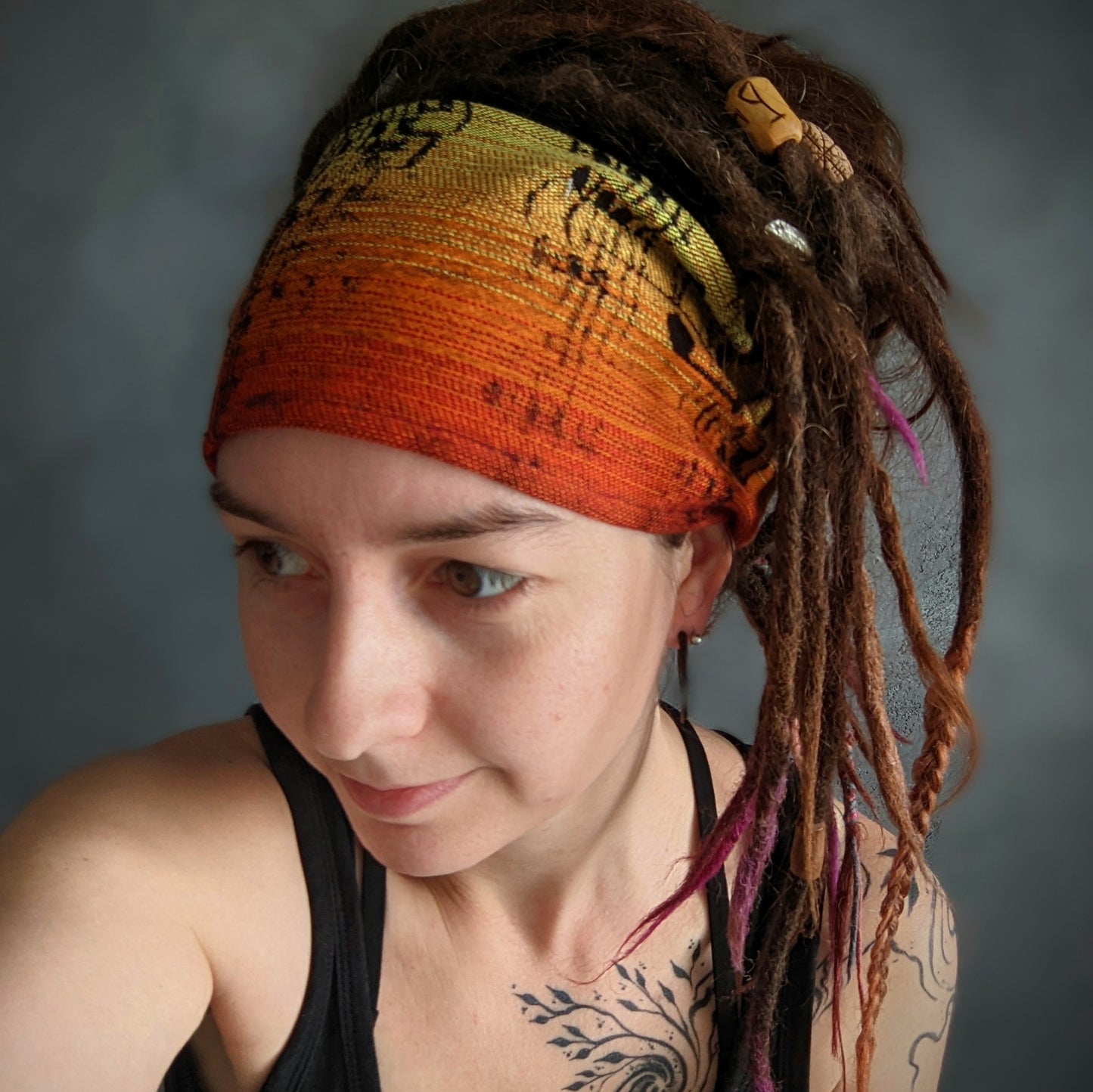Šátková čelenka Noty duha oranžové