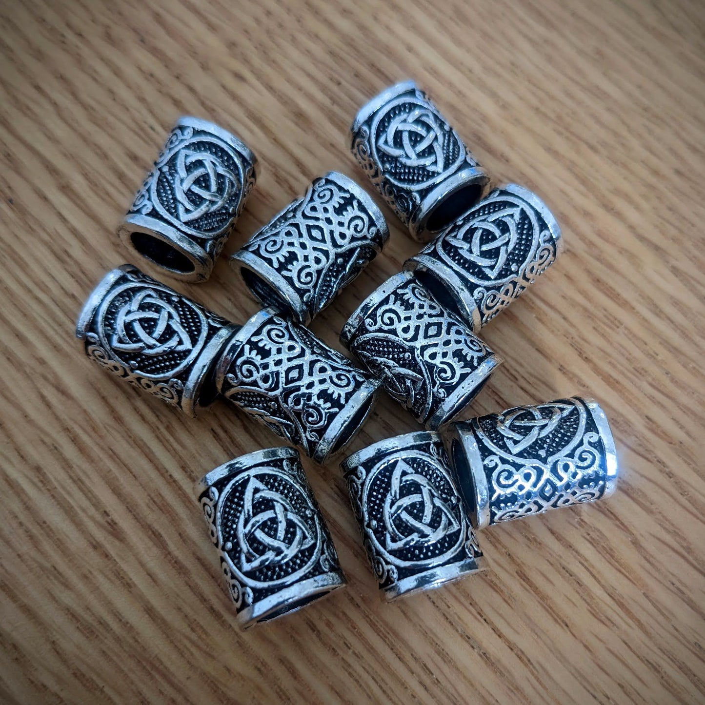 Metal triquetra beads (silver)