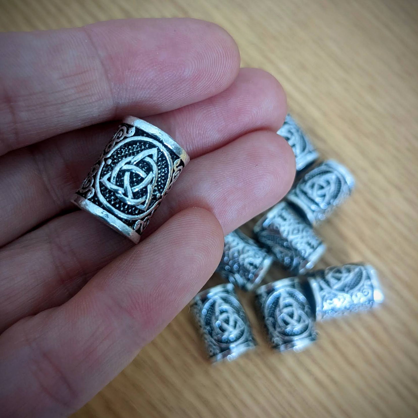 Korálky kovové triquetra (stříbrná)