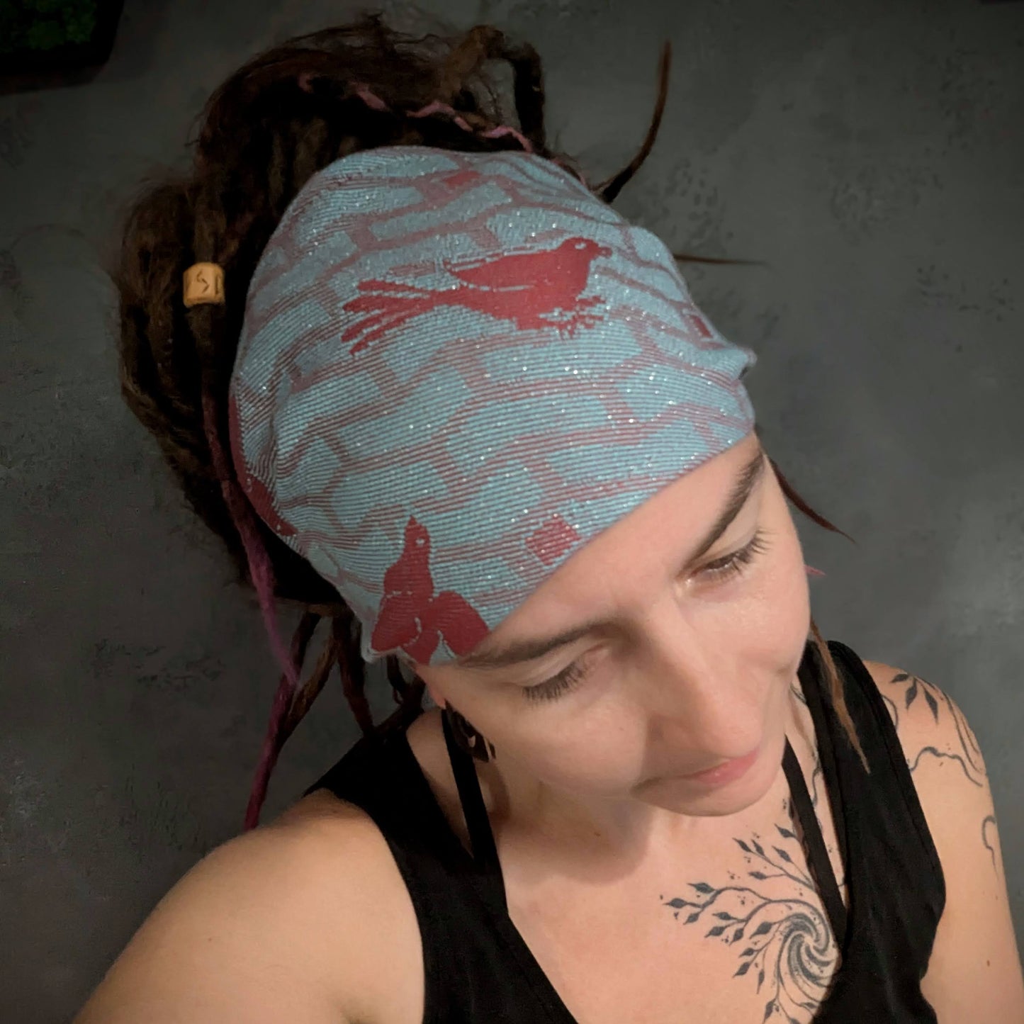 Šátková čelenka Birds cihlová