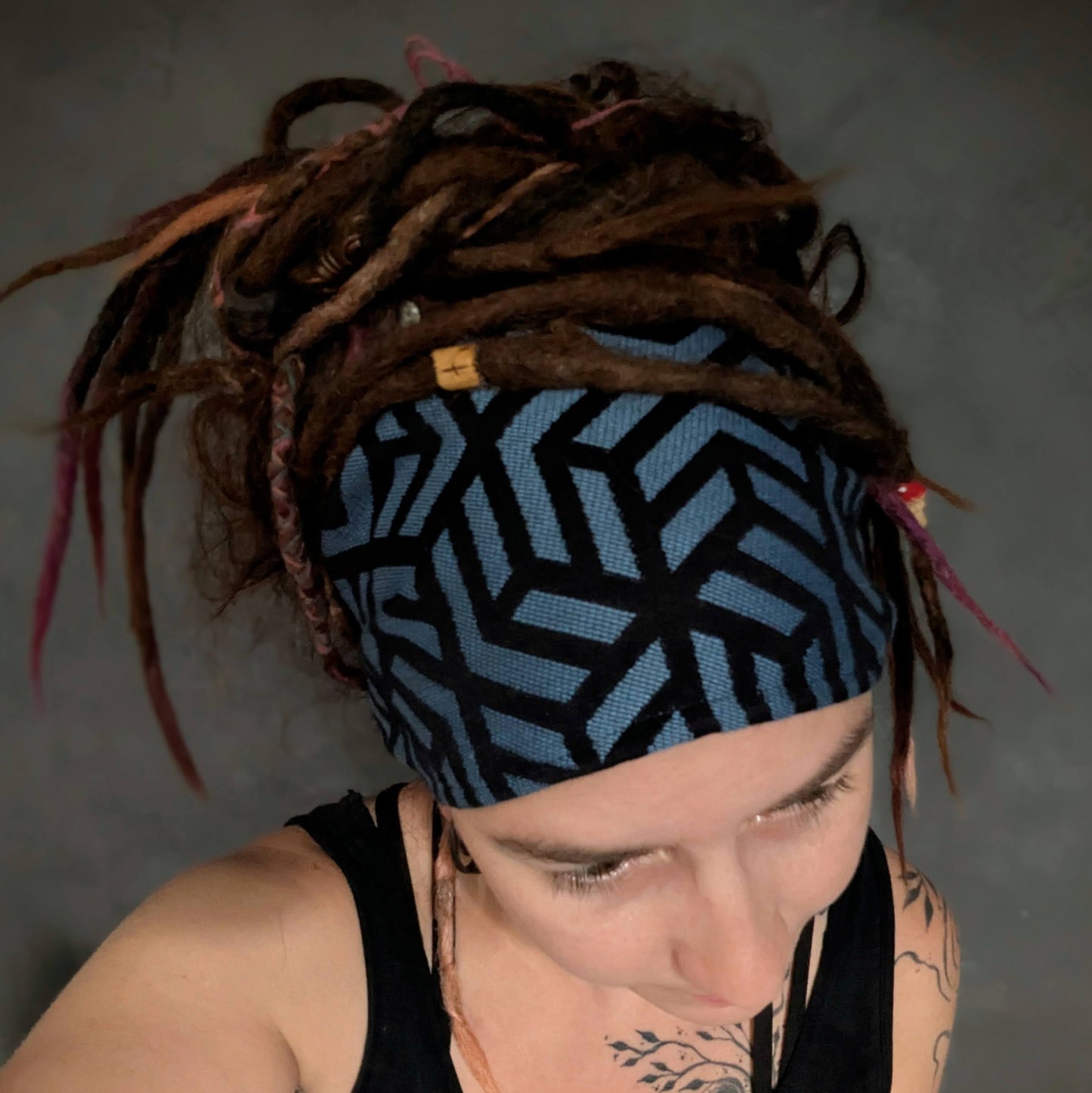 Šátková čelenka Geometrie tmavá