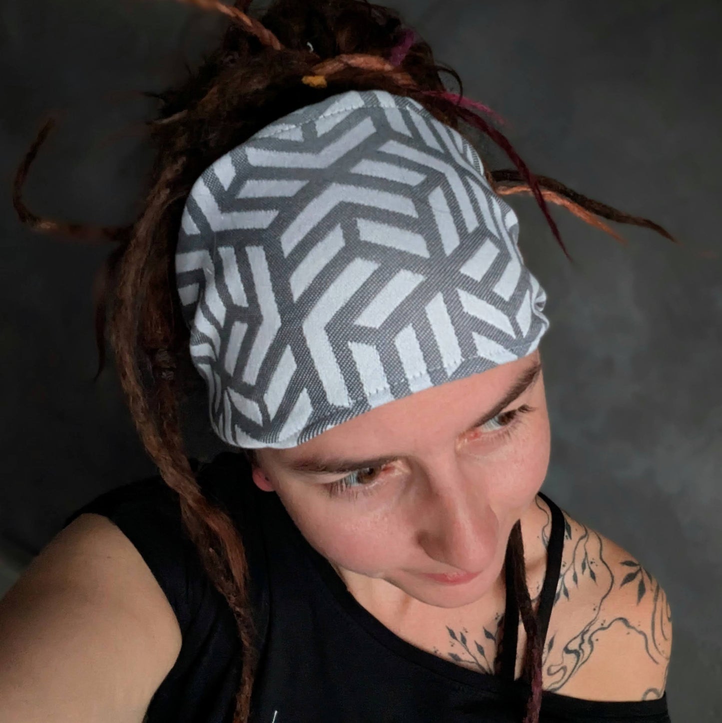 Šátková čelenka Geometrie bílá