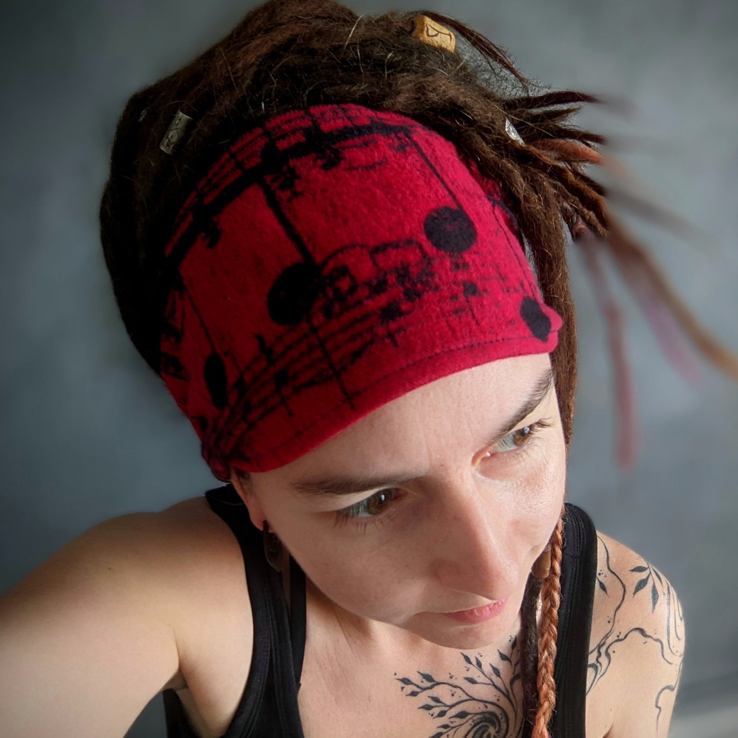 Šátková čelenka Noty červené