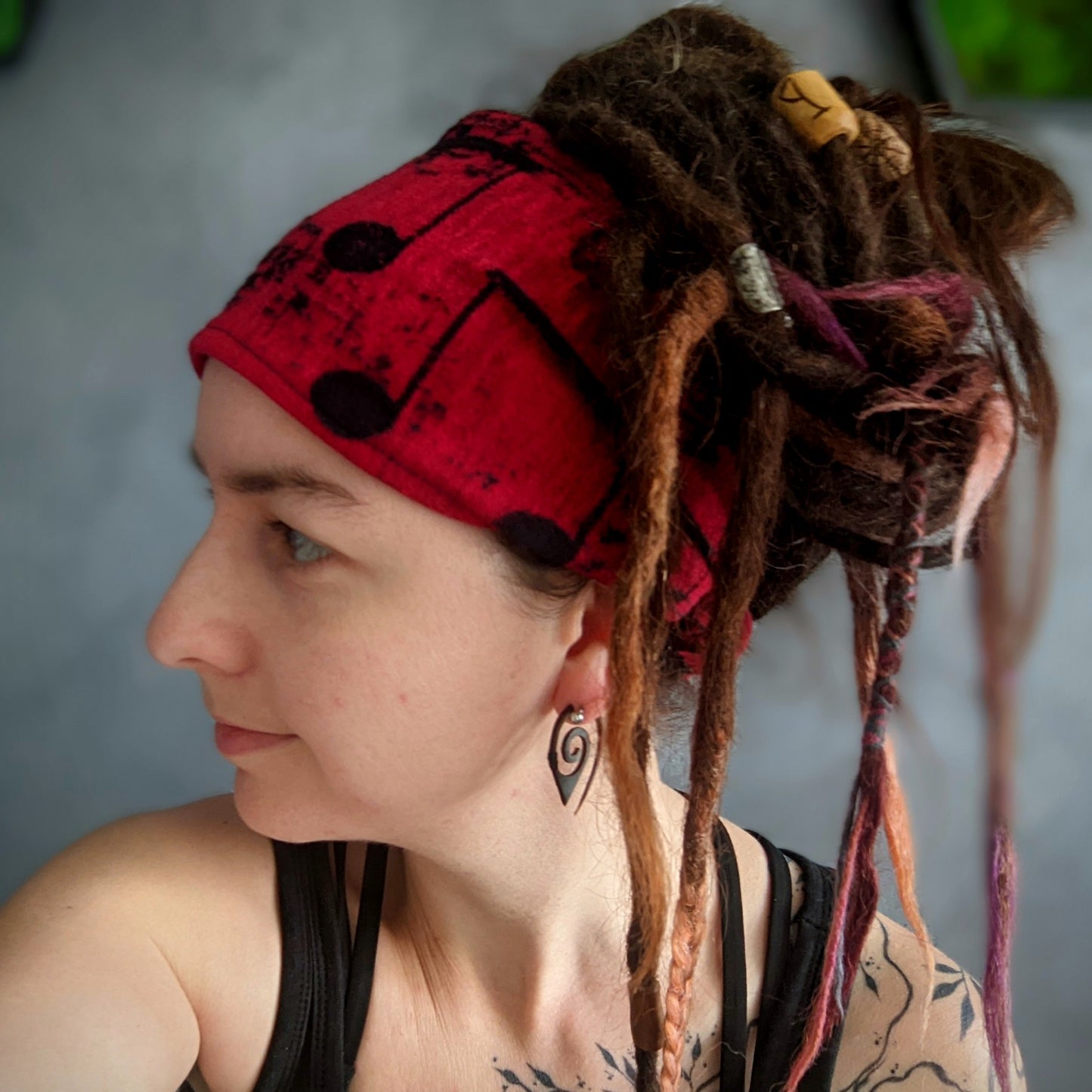 Šátková čelenka Noty červené