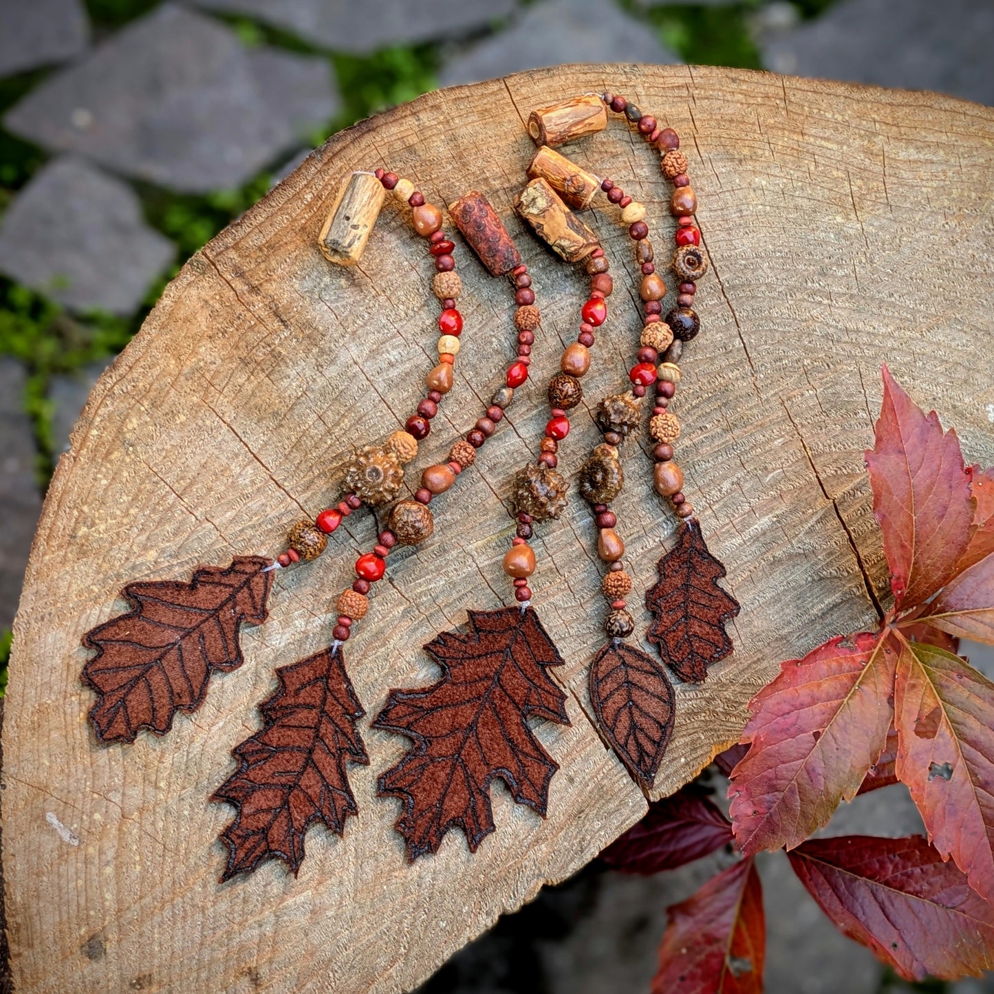 Dread bead toadstool with feather 1 (0.7 cm)