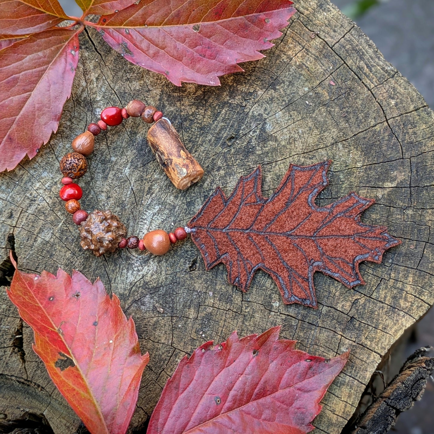 Dread bead toadstool with feather 1 (0.7 cm)