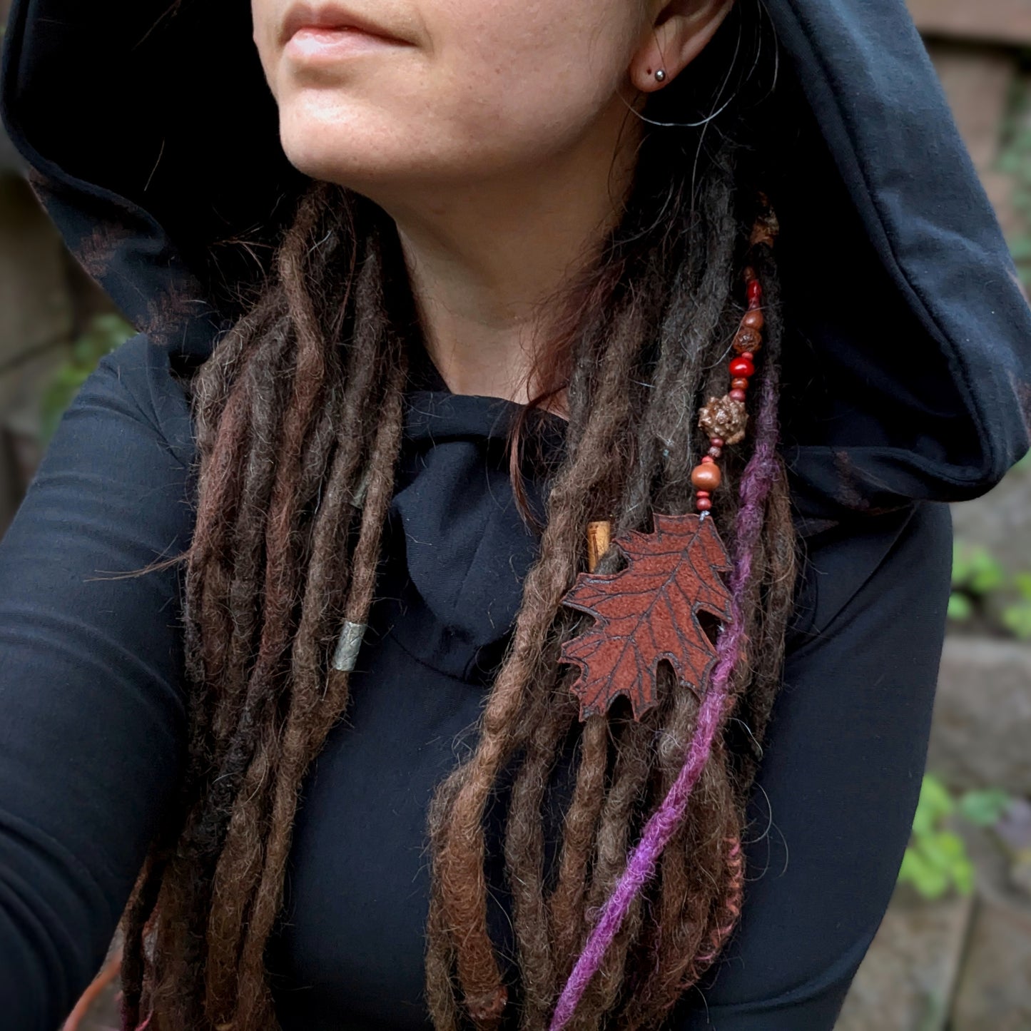 Dread bead toadstool with feather 1 (0.7 cm)