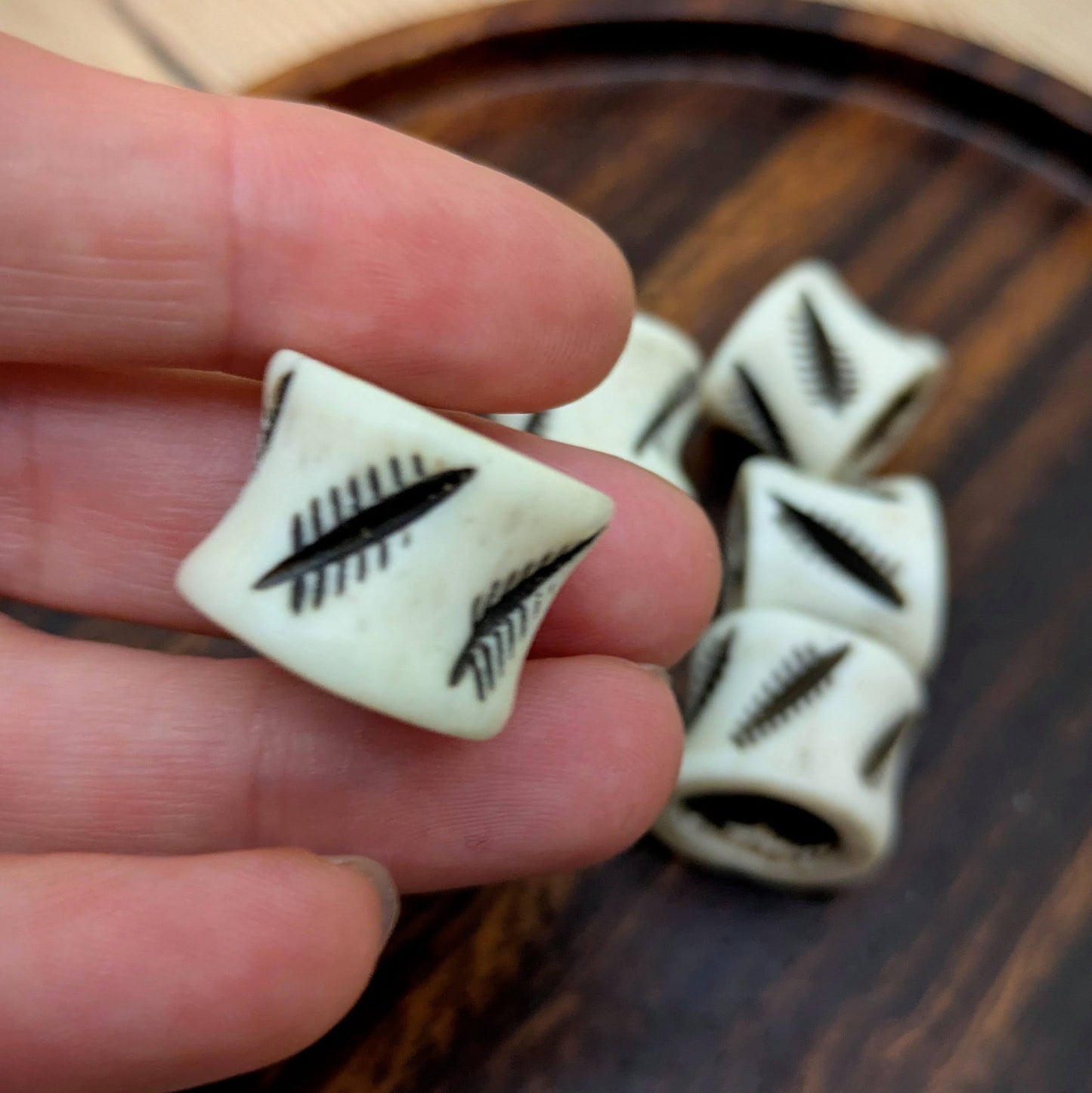 Korálek kostěný rýhovaný