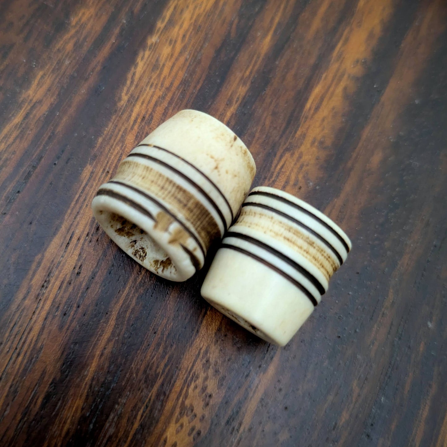 Korálek kostěný proužky