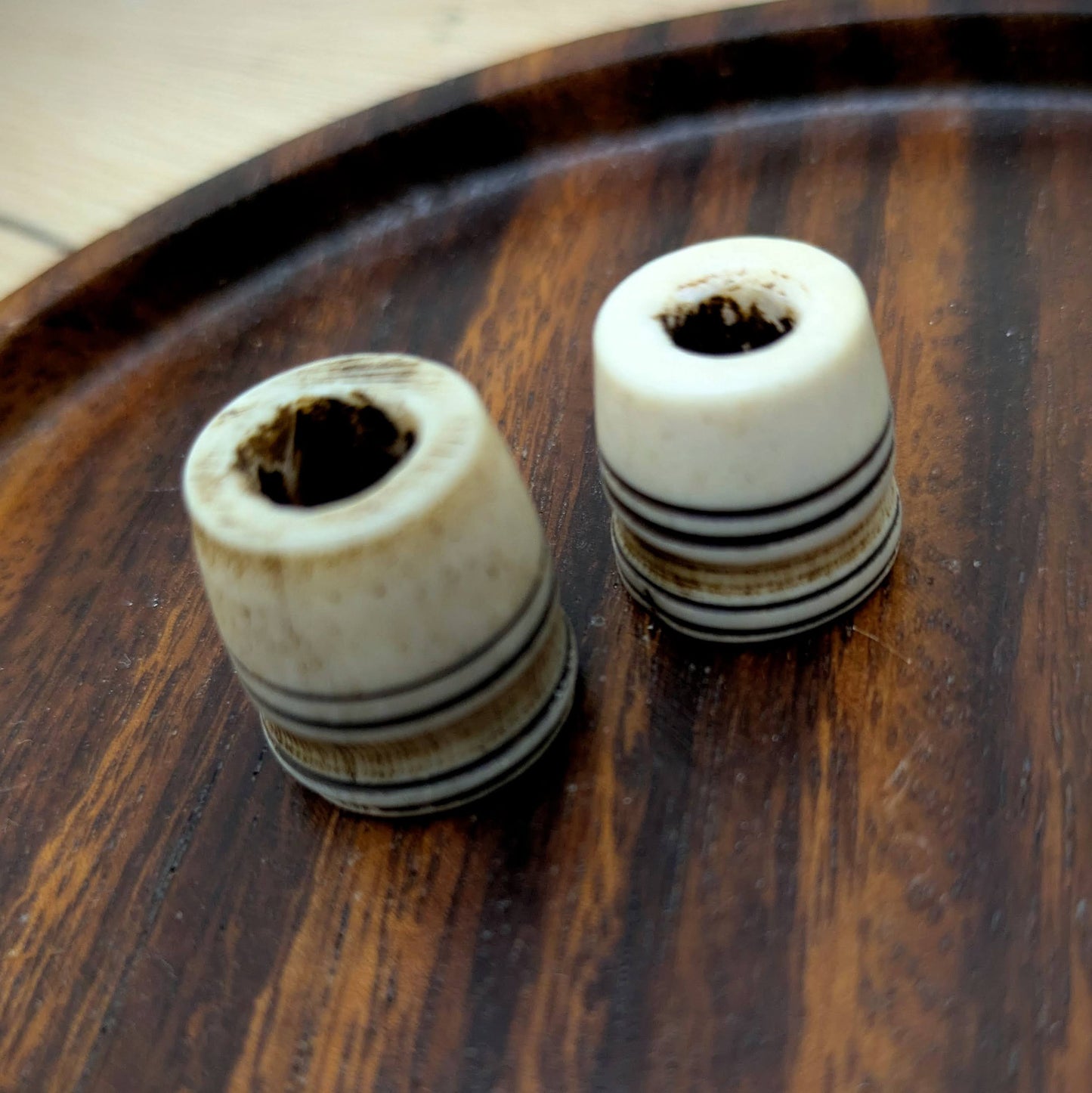 Korálek kostěný proužky