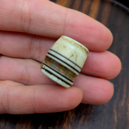 Korálek kostěný proužky