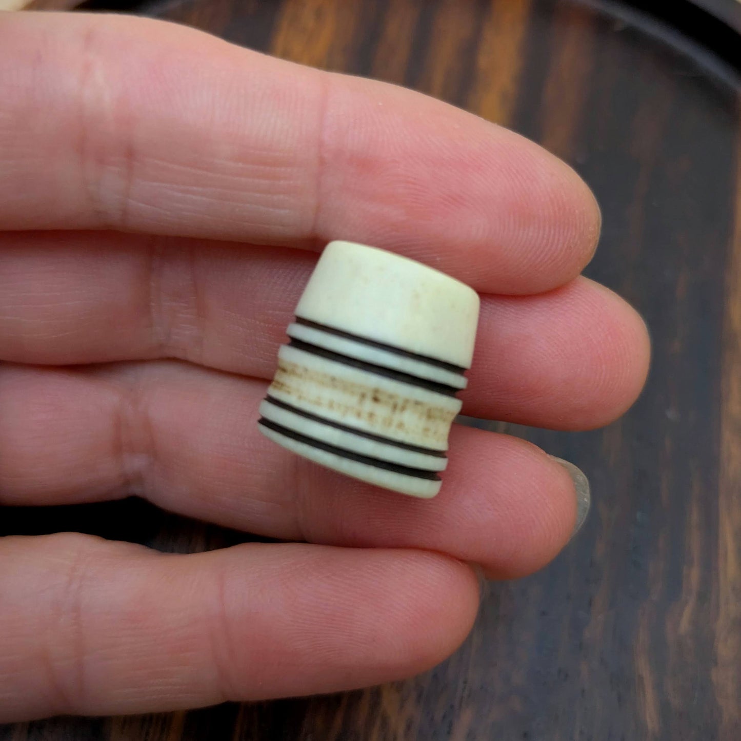 Korálek kostěný proužky