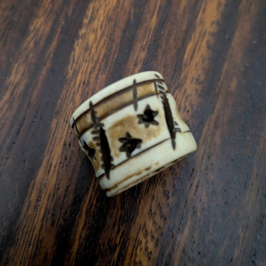 Korálek kostěný hvězdy a rýhy