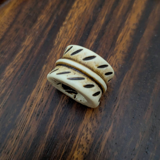 Korálek kostěný pruhy a rýhy