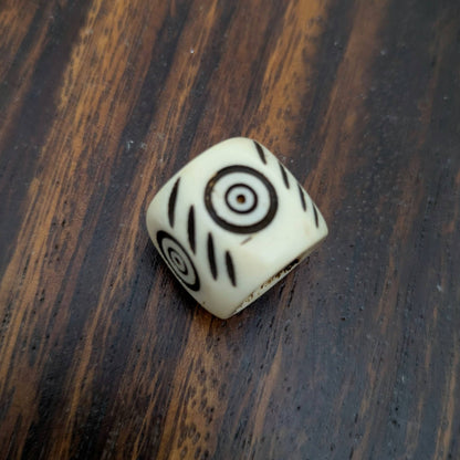 Korálek kostěný kruhy a rýhy