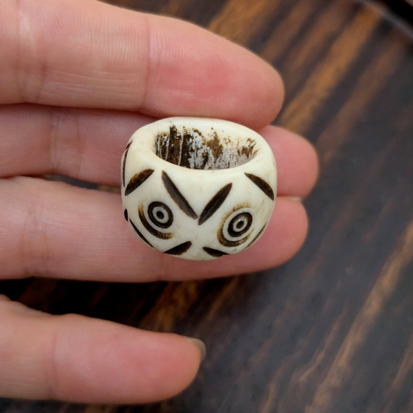 Korálek kostěný kruhy a rýhy