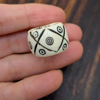 Korálek kostěný tečky a křížky