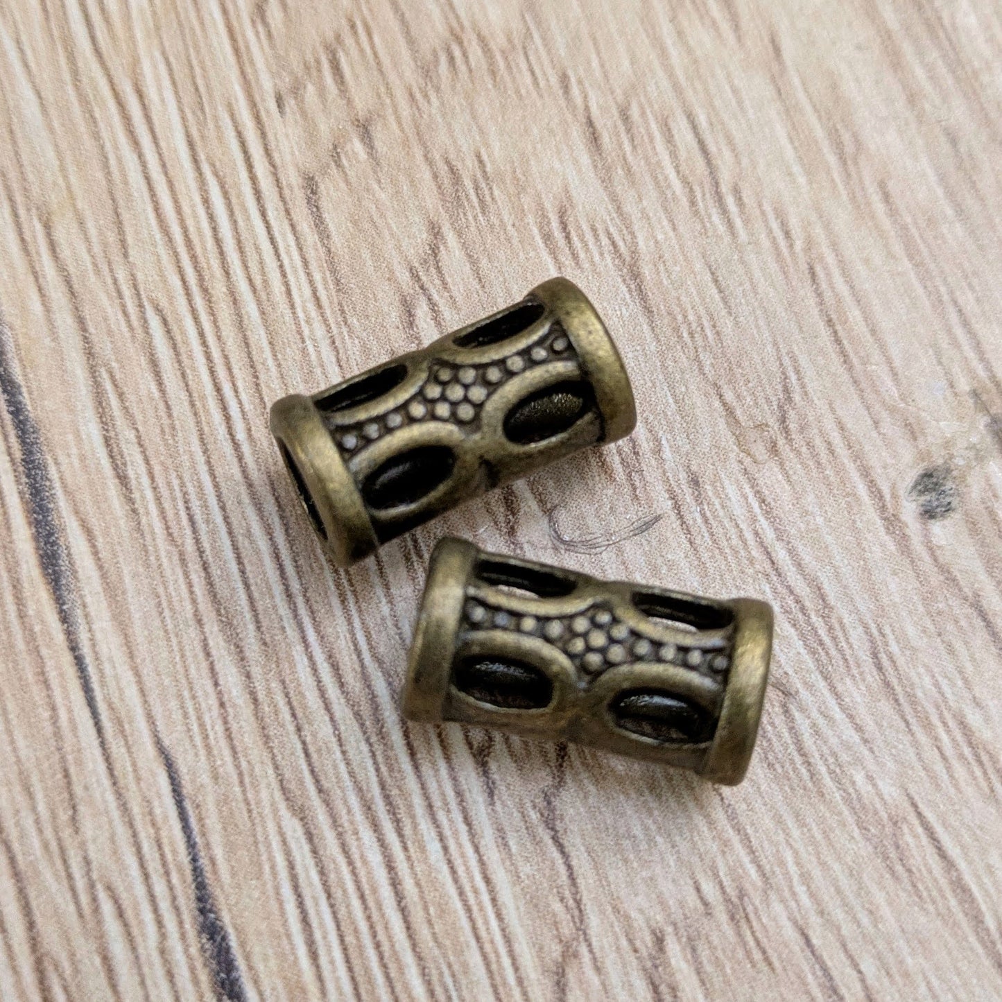 Korálky kovové dírkované