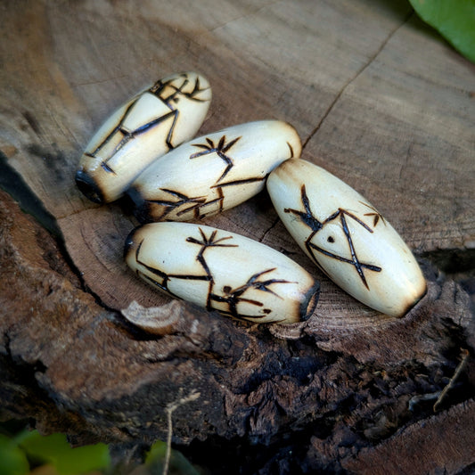 Korálek vypalovaný petroglyf šaman