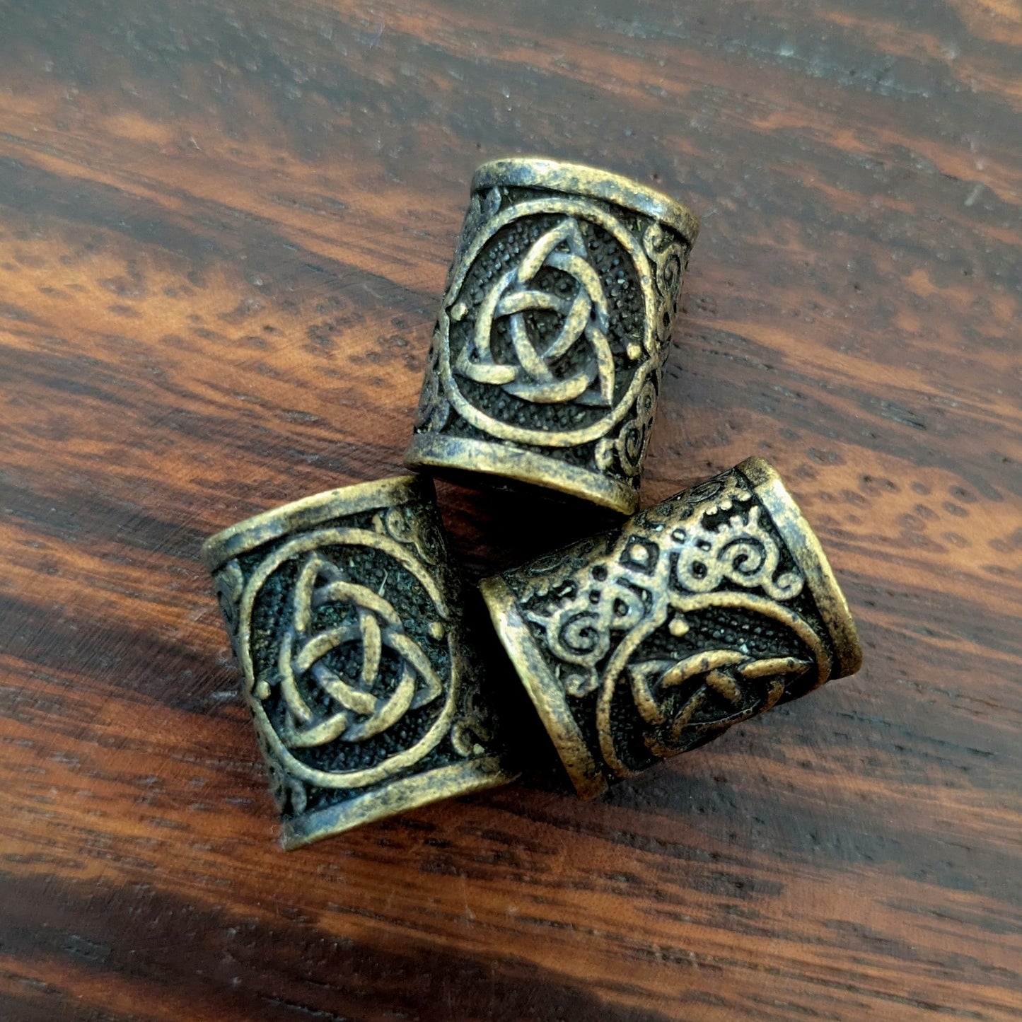 Metal triquetra beads (silver)