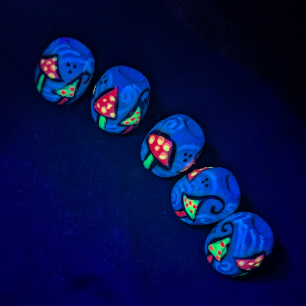 Korálek vypalovaný a barvený magické houbičky UV