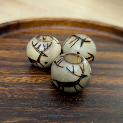 Korálek vypalovaný petroglyf divá zvěř