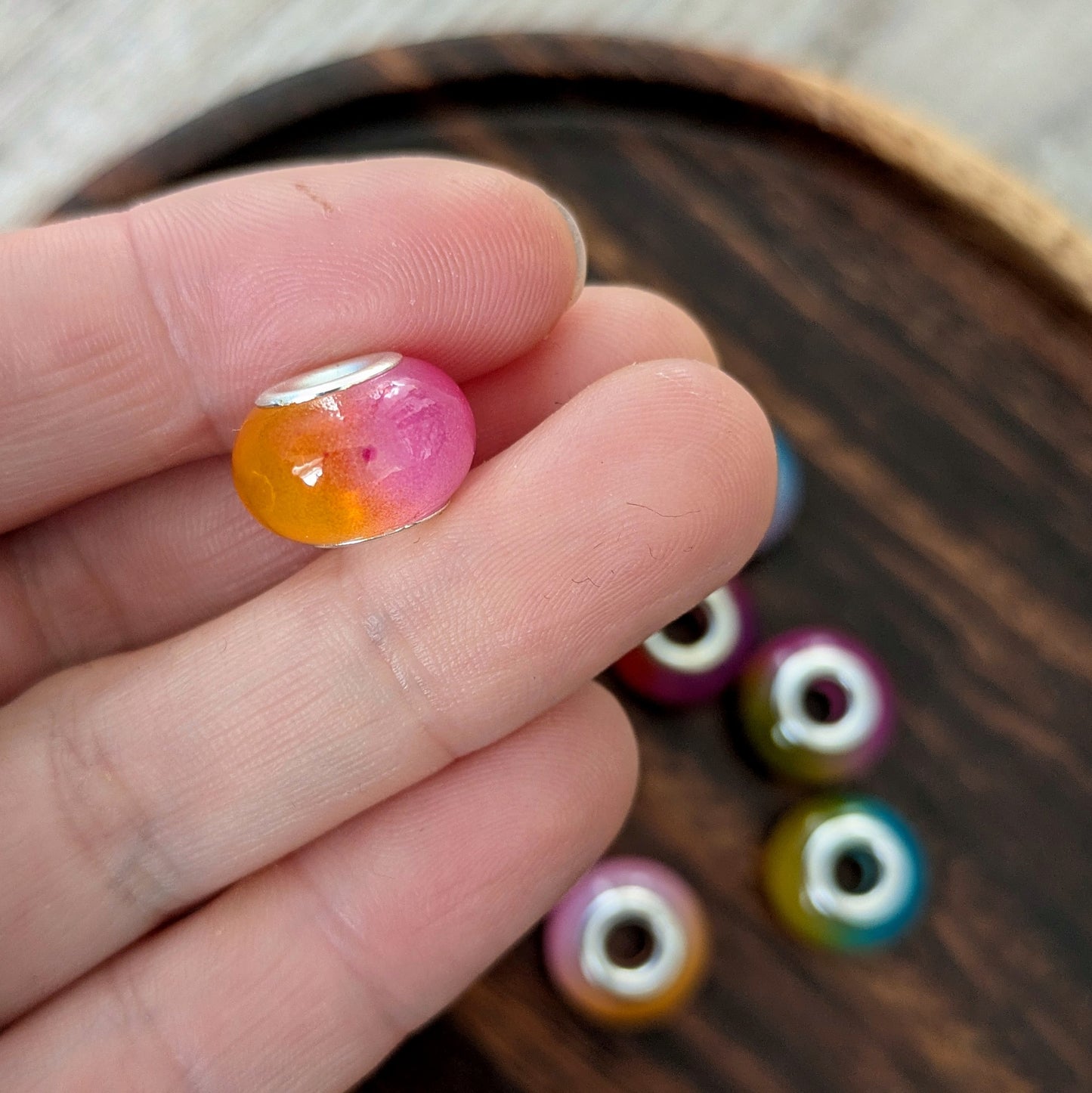 Korálky na dready akrylové dvoubarevné s kovovým středem