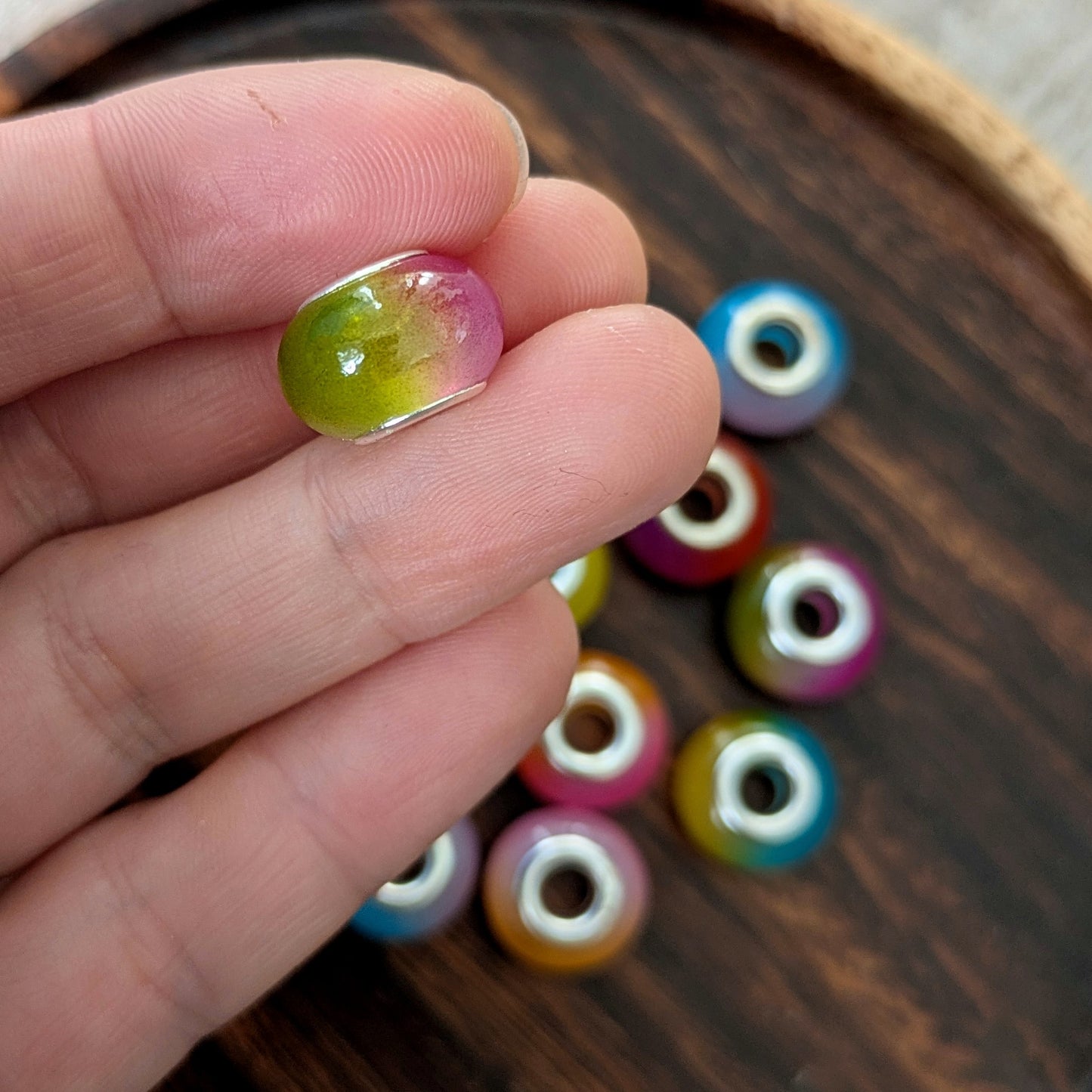 Korálky na dready akrylové dvoubarevné s kovovým středem