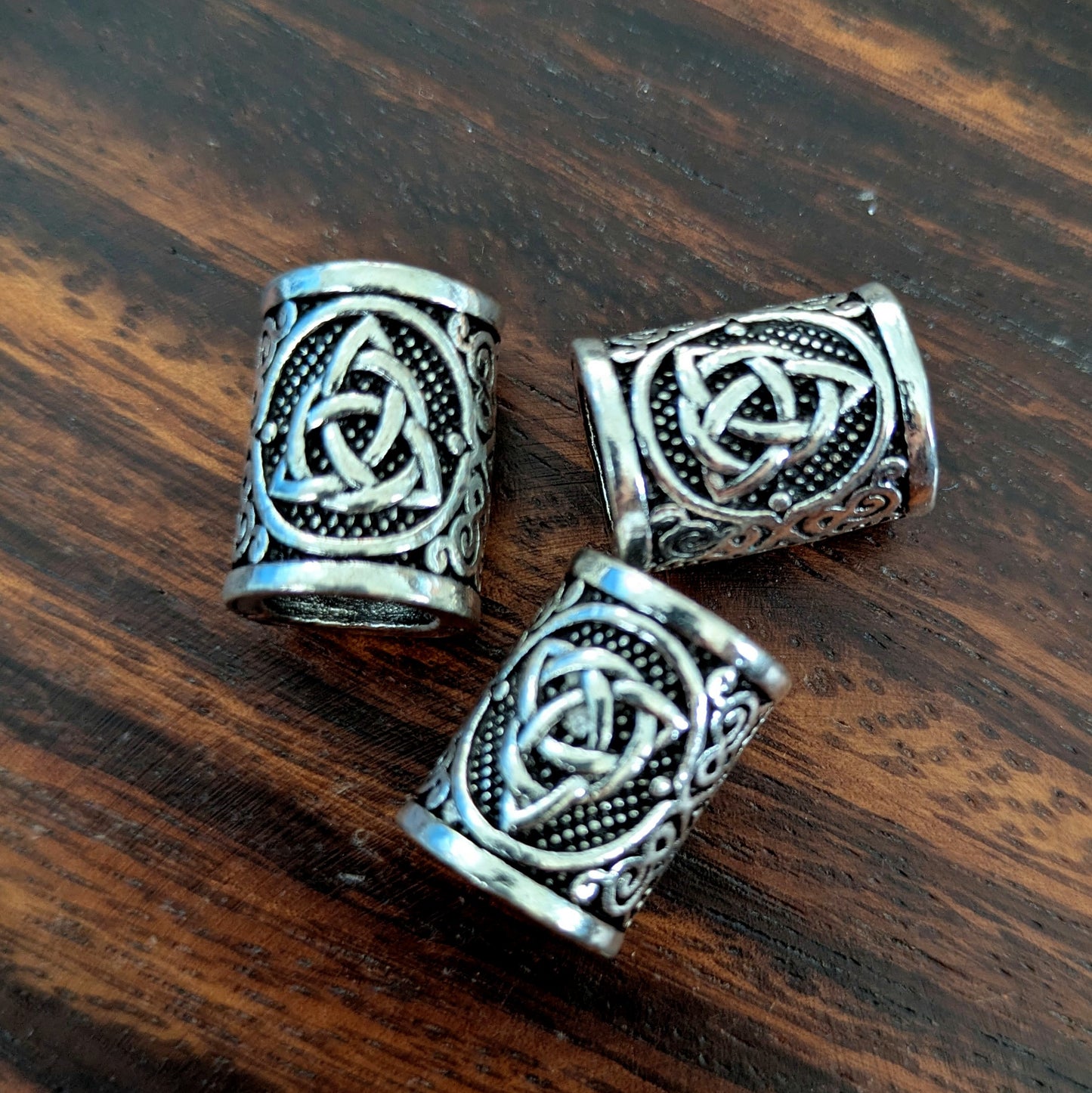 Metal triquetra beads (silver)
