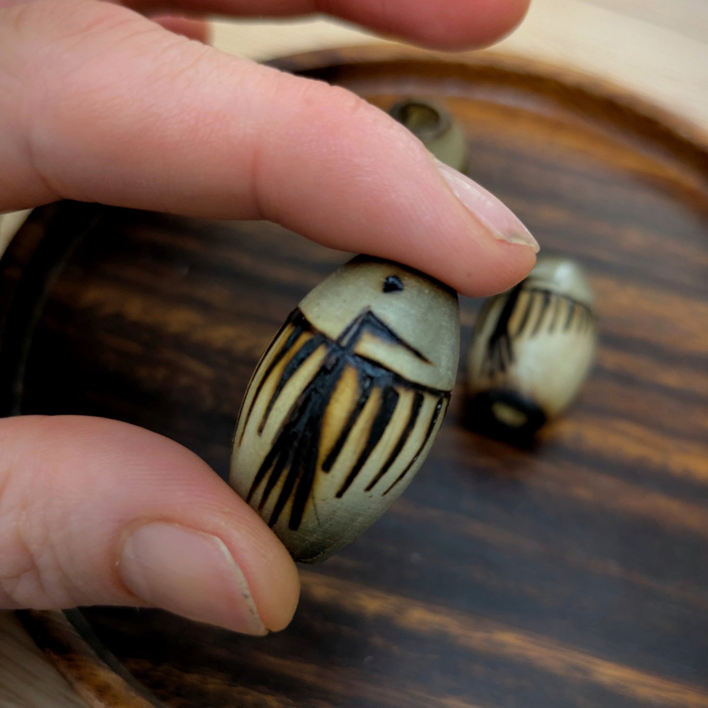 Korálek vypalovaný petroglyf pták