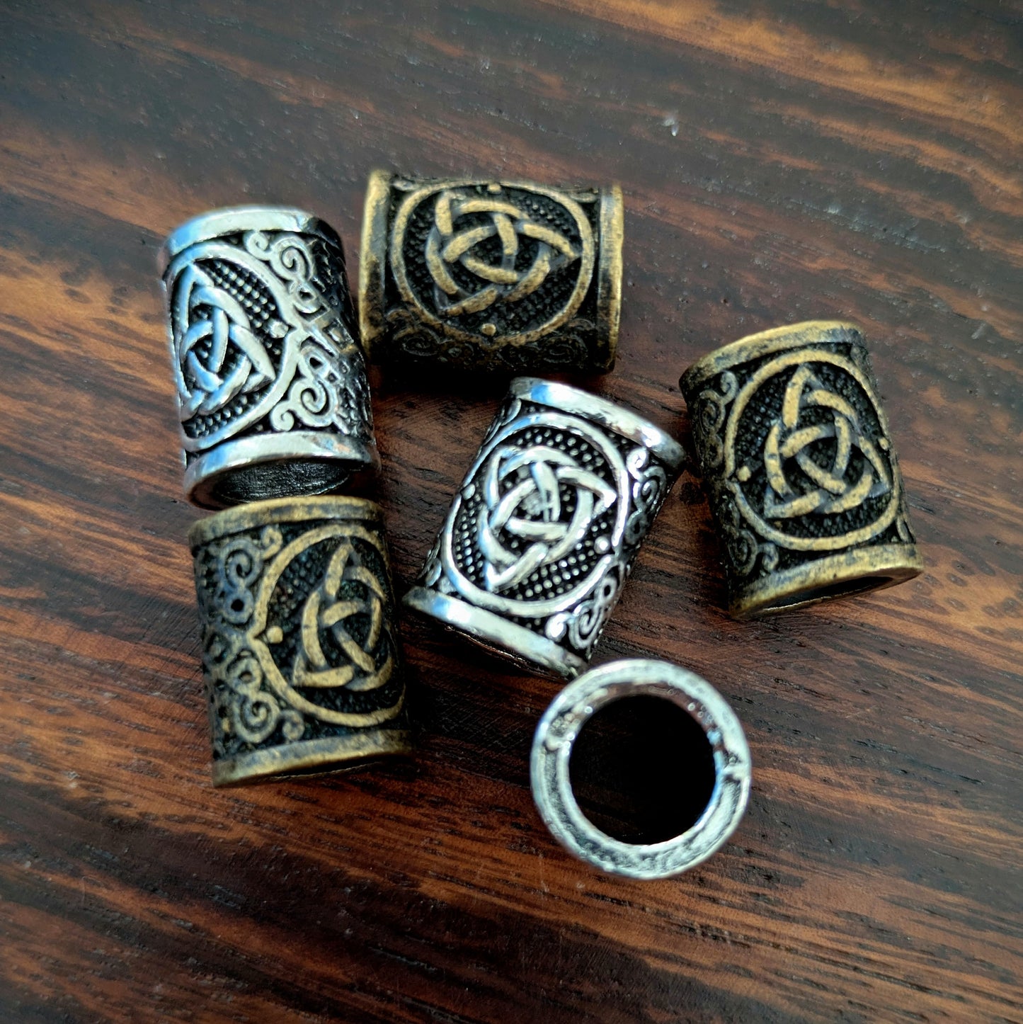 Metal triquetra beads (silver)