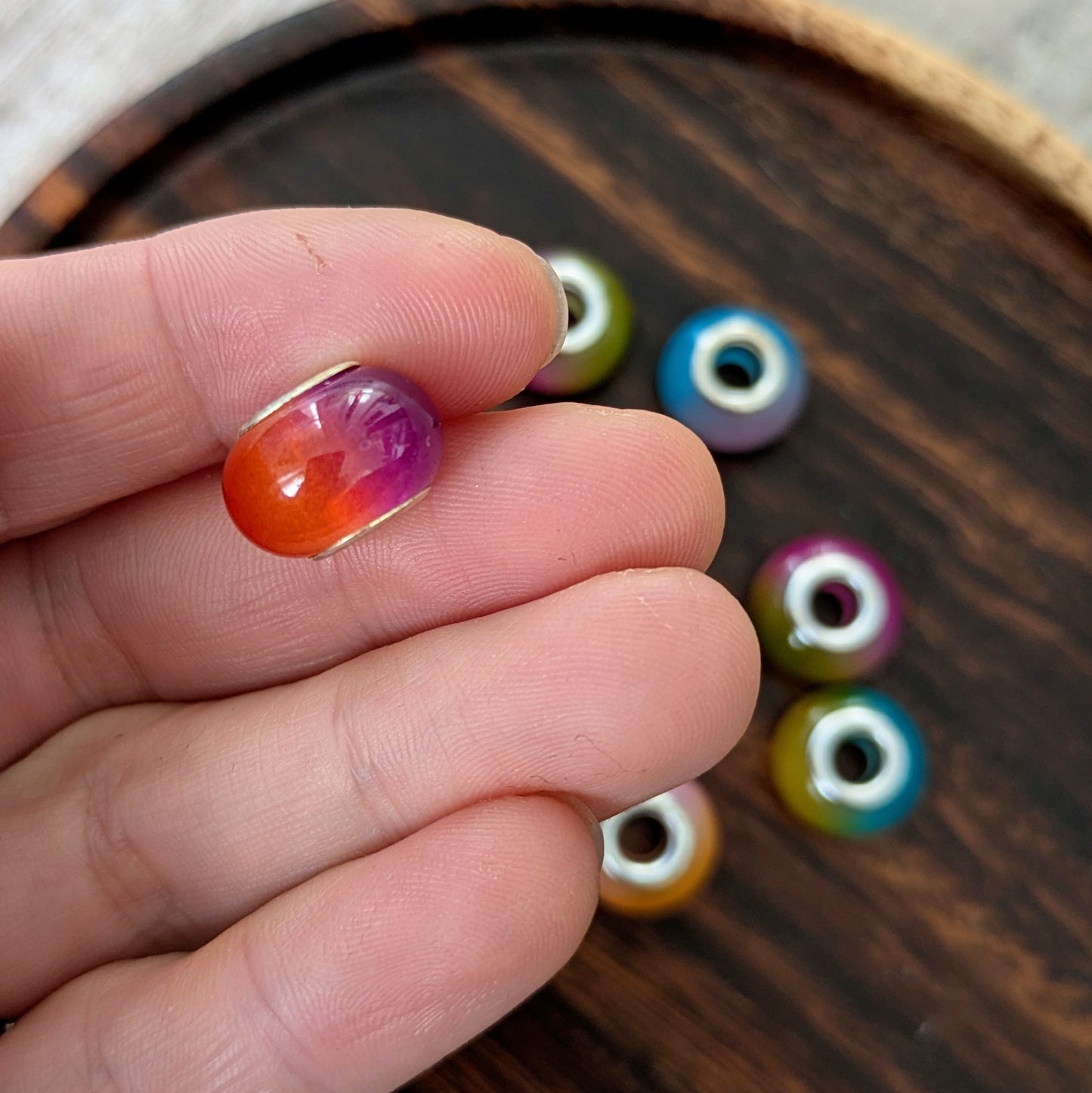 Korálky na dready akrylové dvoubarevné s kovovým středem